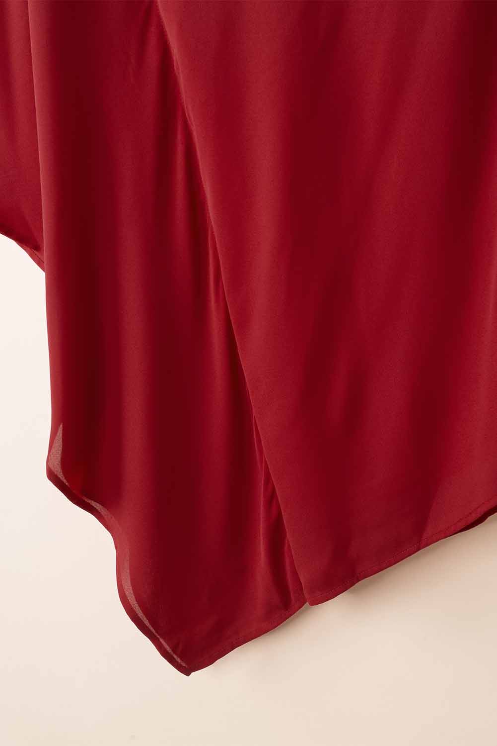 Rotes, einfarbiges Minikleid mit einer Schulter und Fledermausärmeln