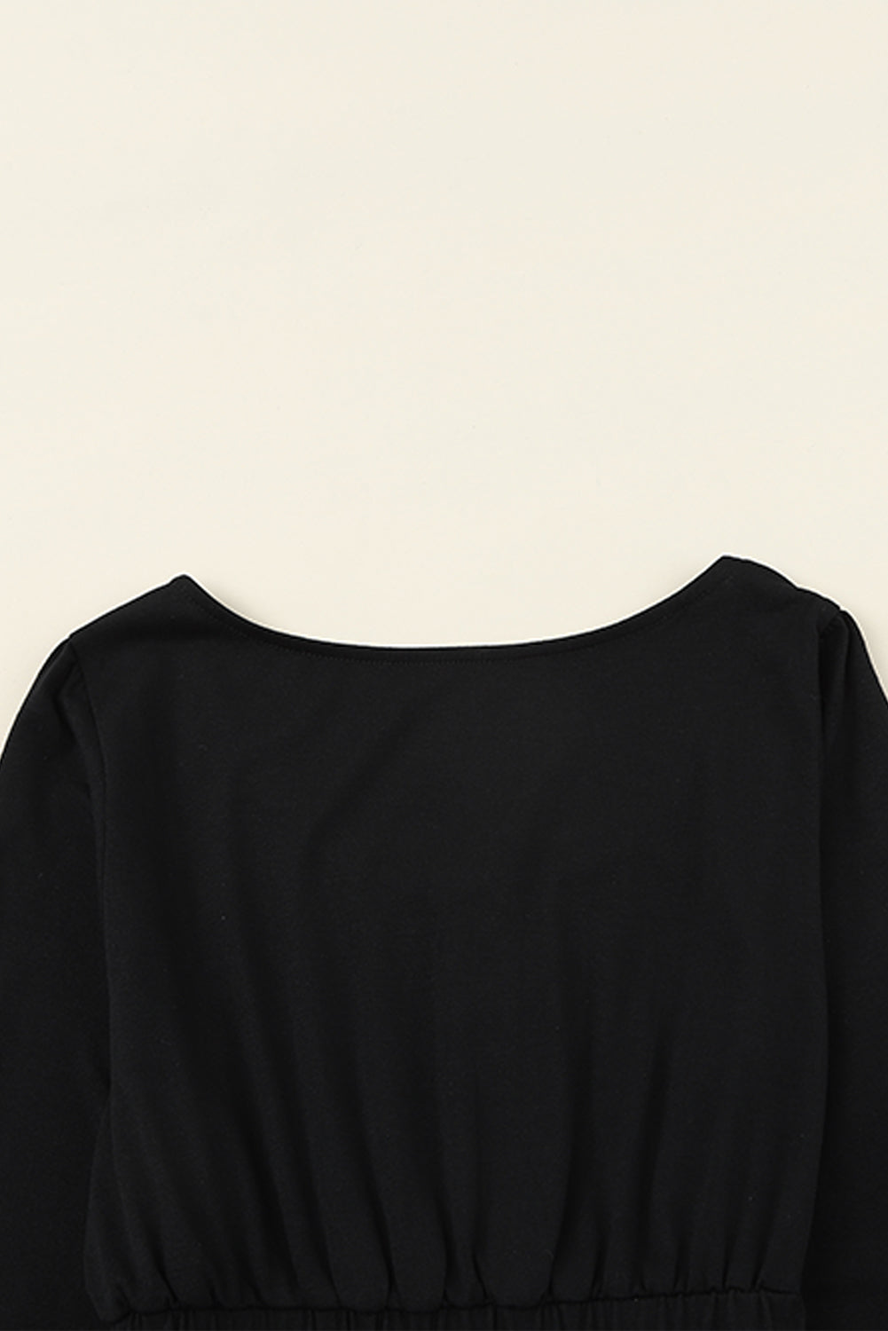 Schwarzes, geknöpftes, langärmliges Kleid mit hoher Taille
