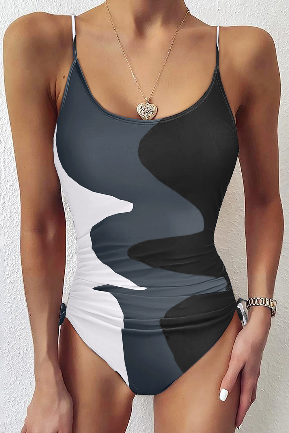 Jednodijelni kupaći kostim sa stranama s uzicom i otisnutim crnim otiskom