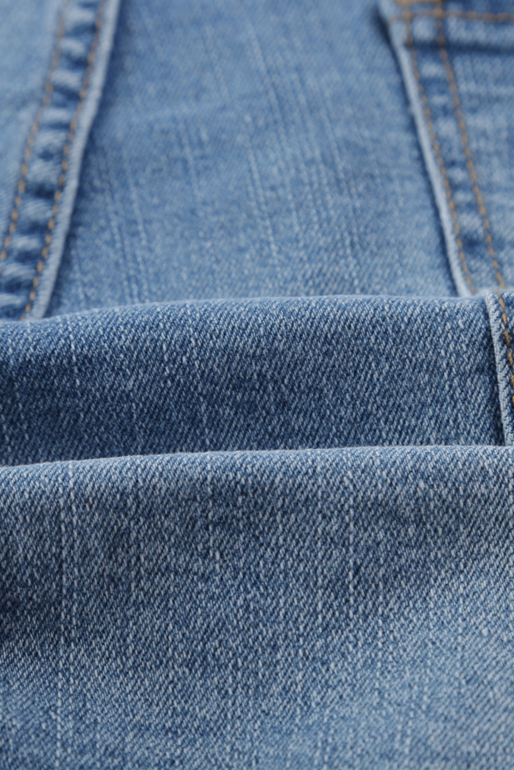 Pantaloncini di jeans vintage sbiaditi e invecchiati