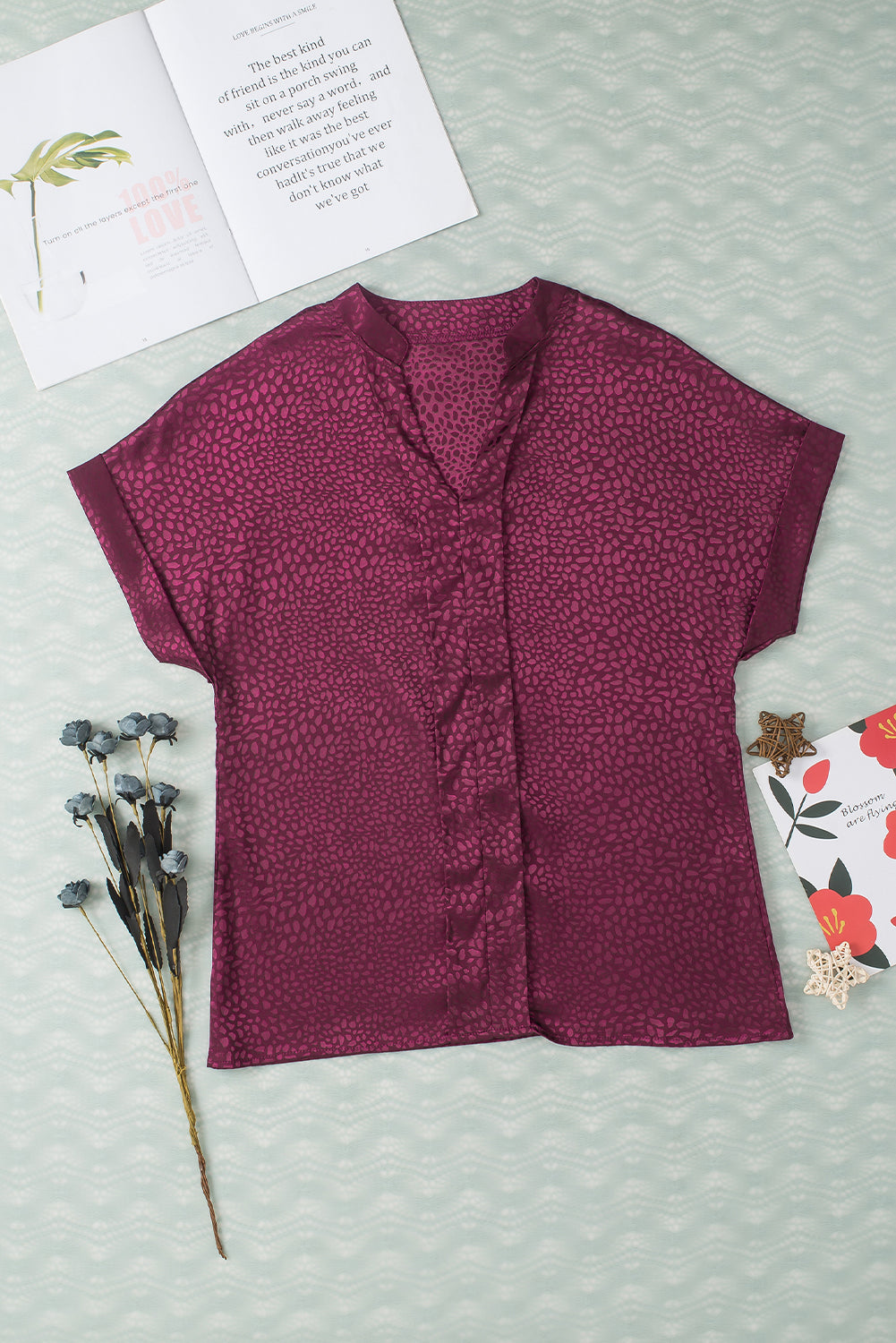 Rdeča bluza z zavihanimi rokavi in ​​v-izrezom z leopardjim vzorcem