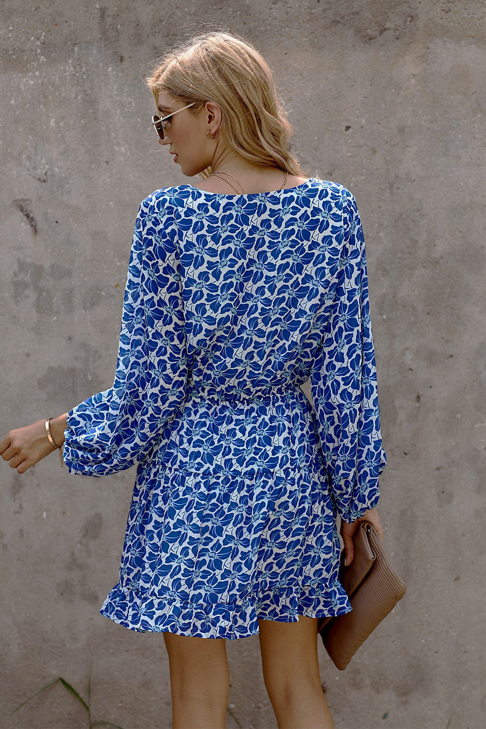 Plava haljina-tunika s V izrezom i cvjetnim rukavima
