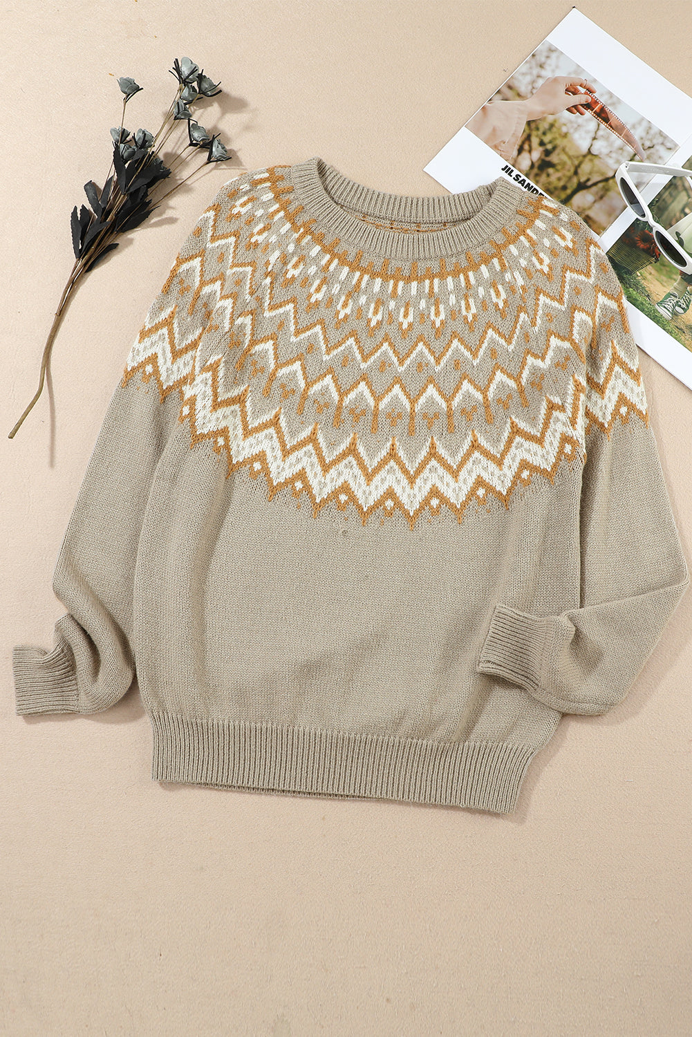 Siv rebrasti pulover z okroglim izrezom z geometrijskim vzorcem