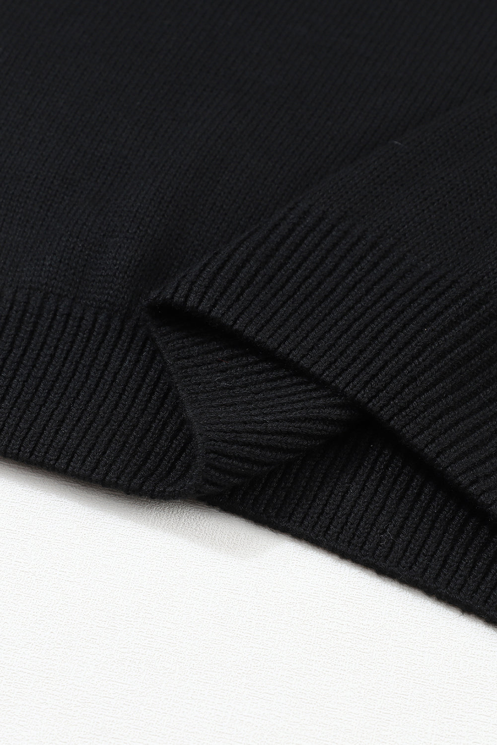 Črn ohlapen pulover z vdolbljenim čipkastim v izrezom