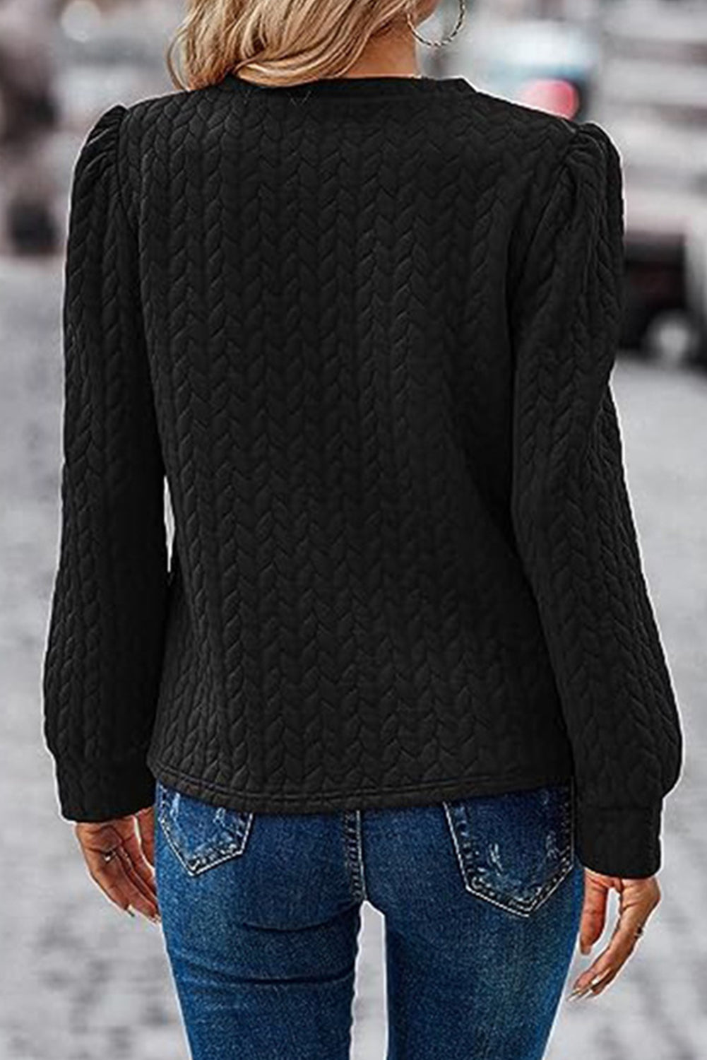Črna majica z napihnjenimi rokavi s kabelsko teksturo