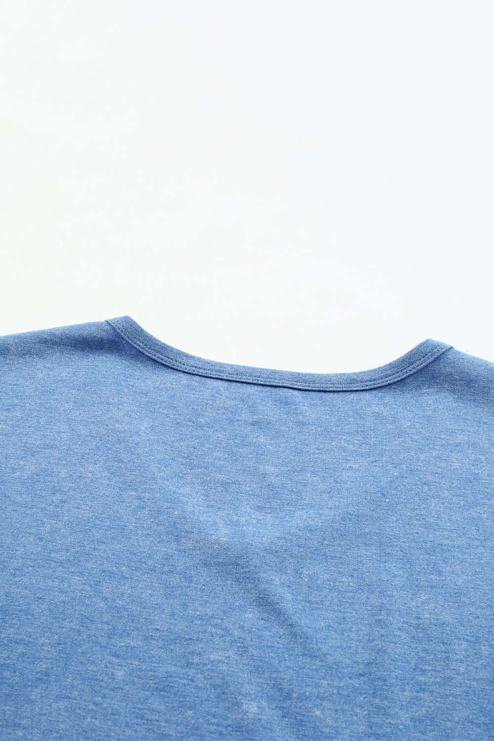 T-shirt a maniche corte con scollo a V lavato minerale azzurro cielo