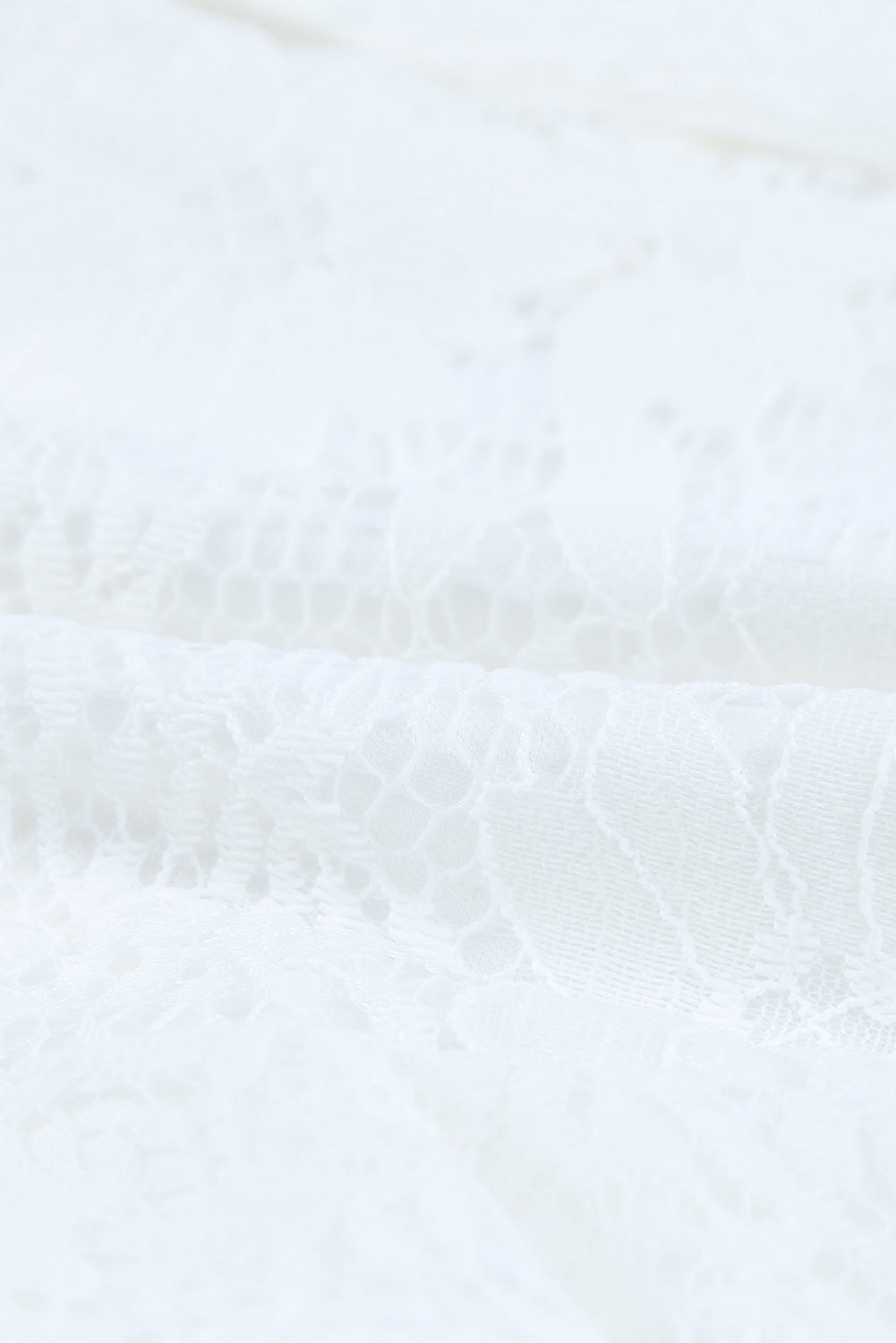Robe courte blanche en dentelle florale à col en V et manches flottantes