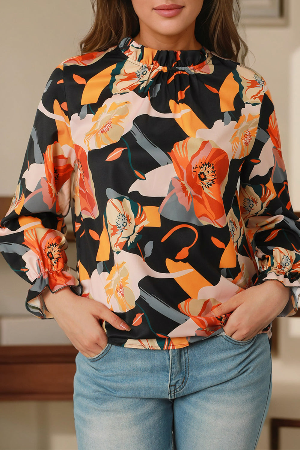 Črna bluza z lažnim ovratnikom s cvetličnim vzorcem
