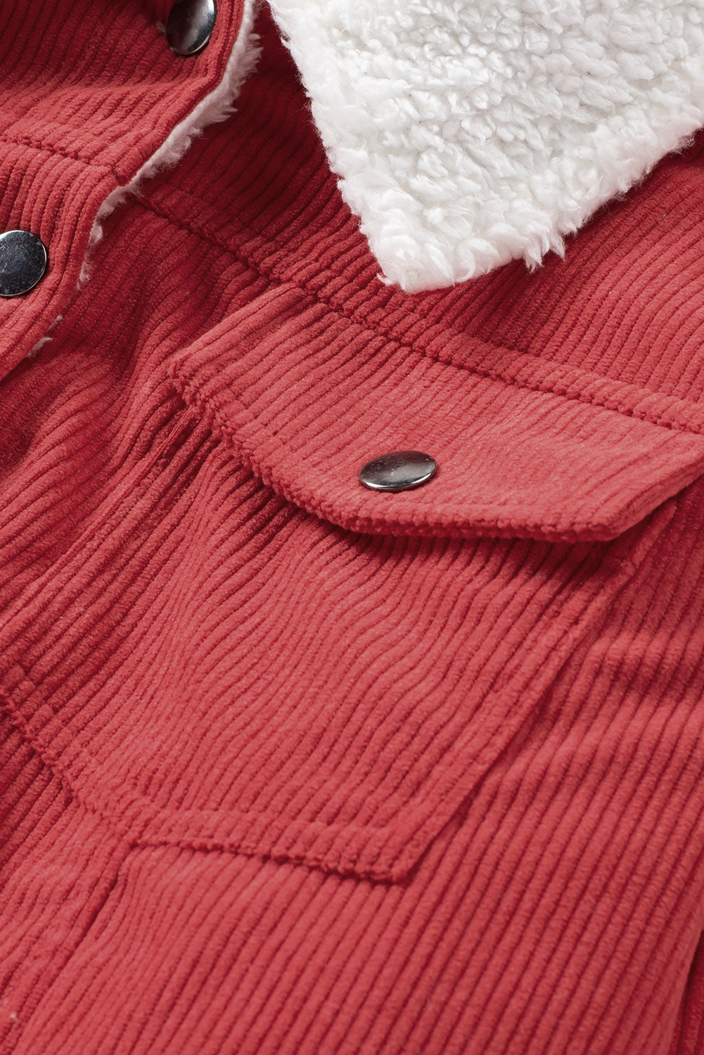 Ognjeno rdeča jakna Sherpa s preklopom na zapenjanje z gumbi