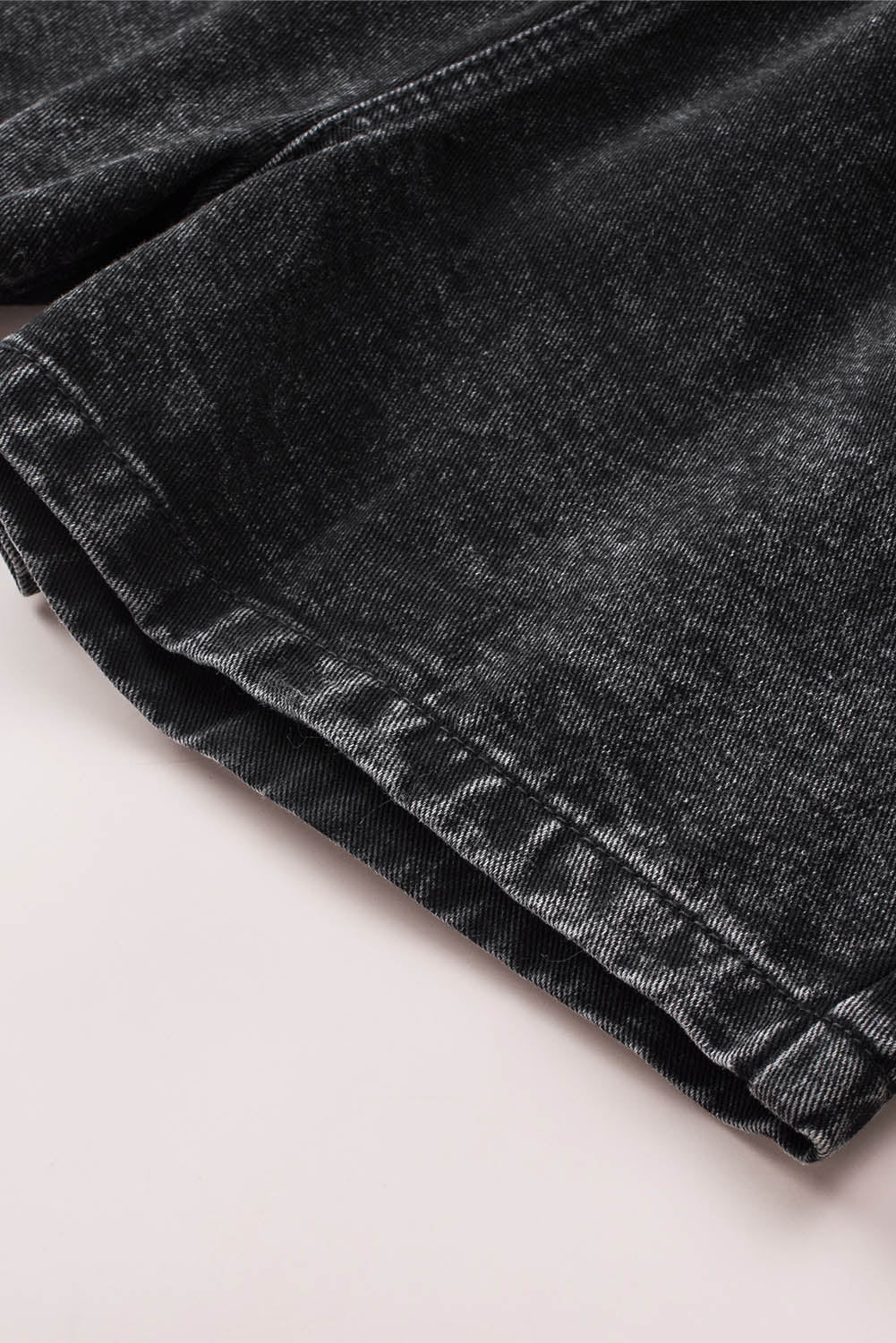Schwarze Retro-Jeansshorts mit gebleichter Waschung und Rüschen aus elastischem Denim mit hoher Taille