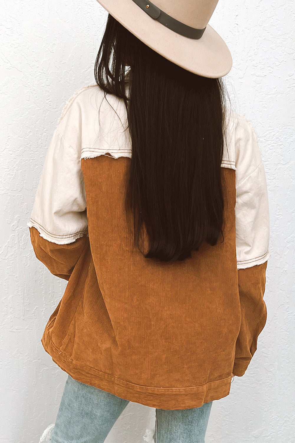 Veste boutonnée marron à bords bruts et poche à rabat color block