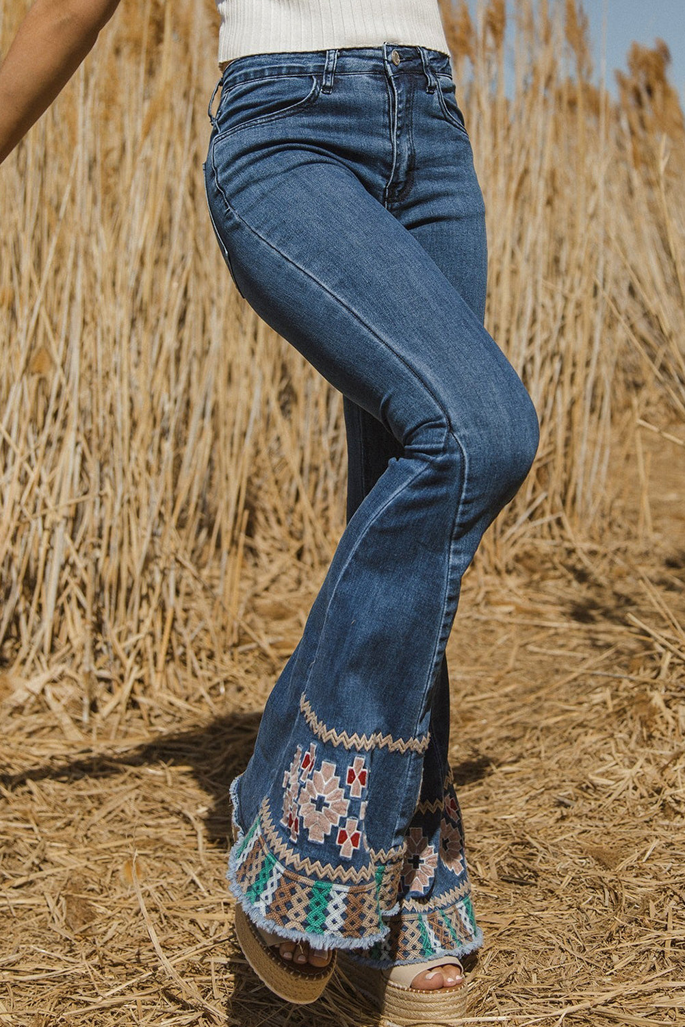 Ashleigh Blaue, geometrisch bestickte, ausgestellte Jeans mit rohem Saum