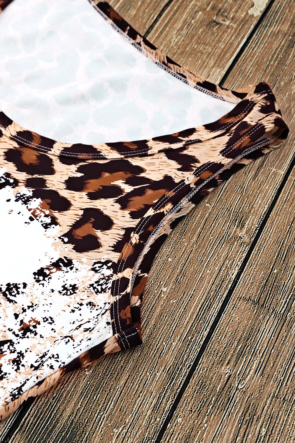 Canotta con grafica bianca sbiancata leopardata