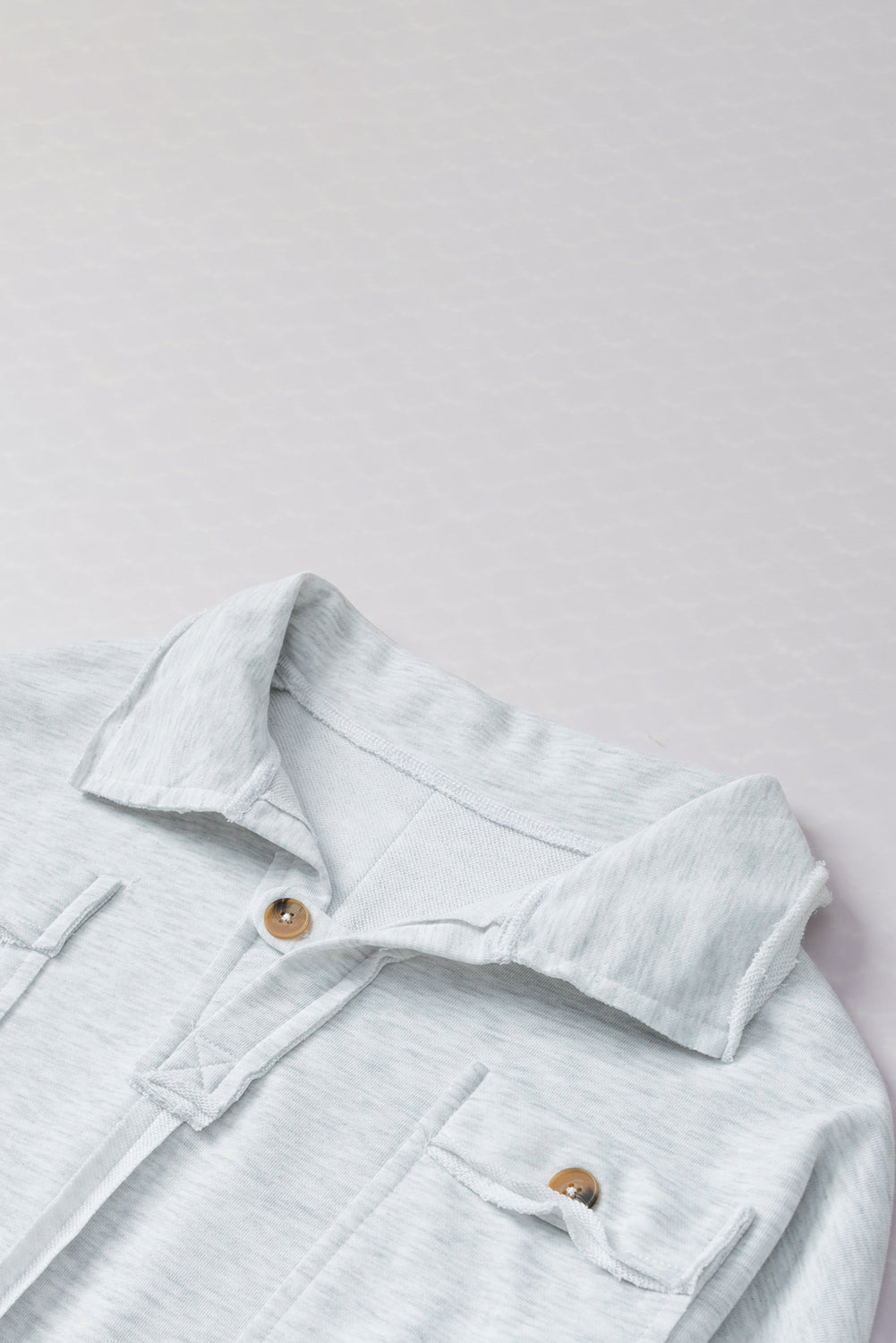 Siva majica s duplim prsnim džepovima s otkrivenim šavovima