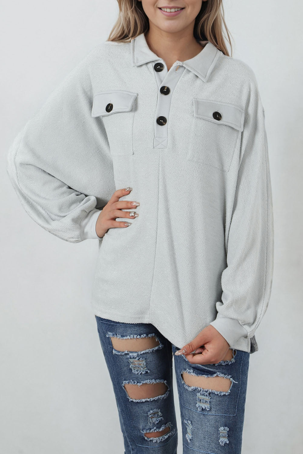 Weißes, übergroßes Sweatshirt mit Pattentaschen und Knopfkragen