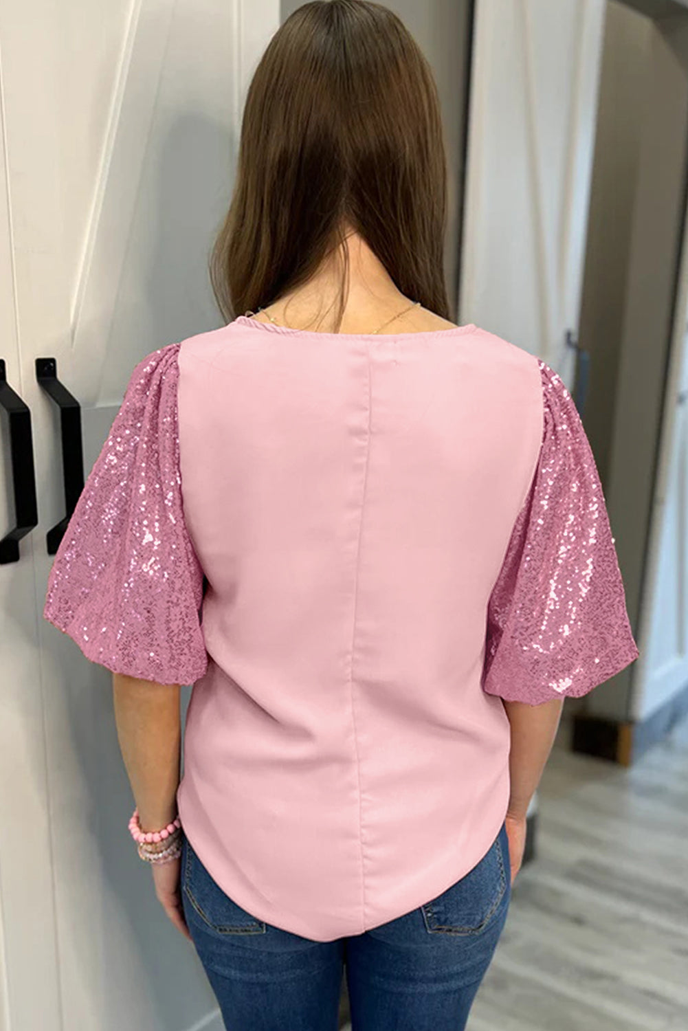 Rosafarbenes T-Shirt mit kontrastierenden Pailletten und Blasenärmeln in Übergröße