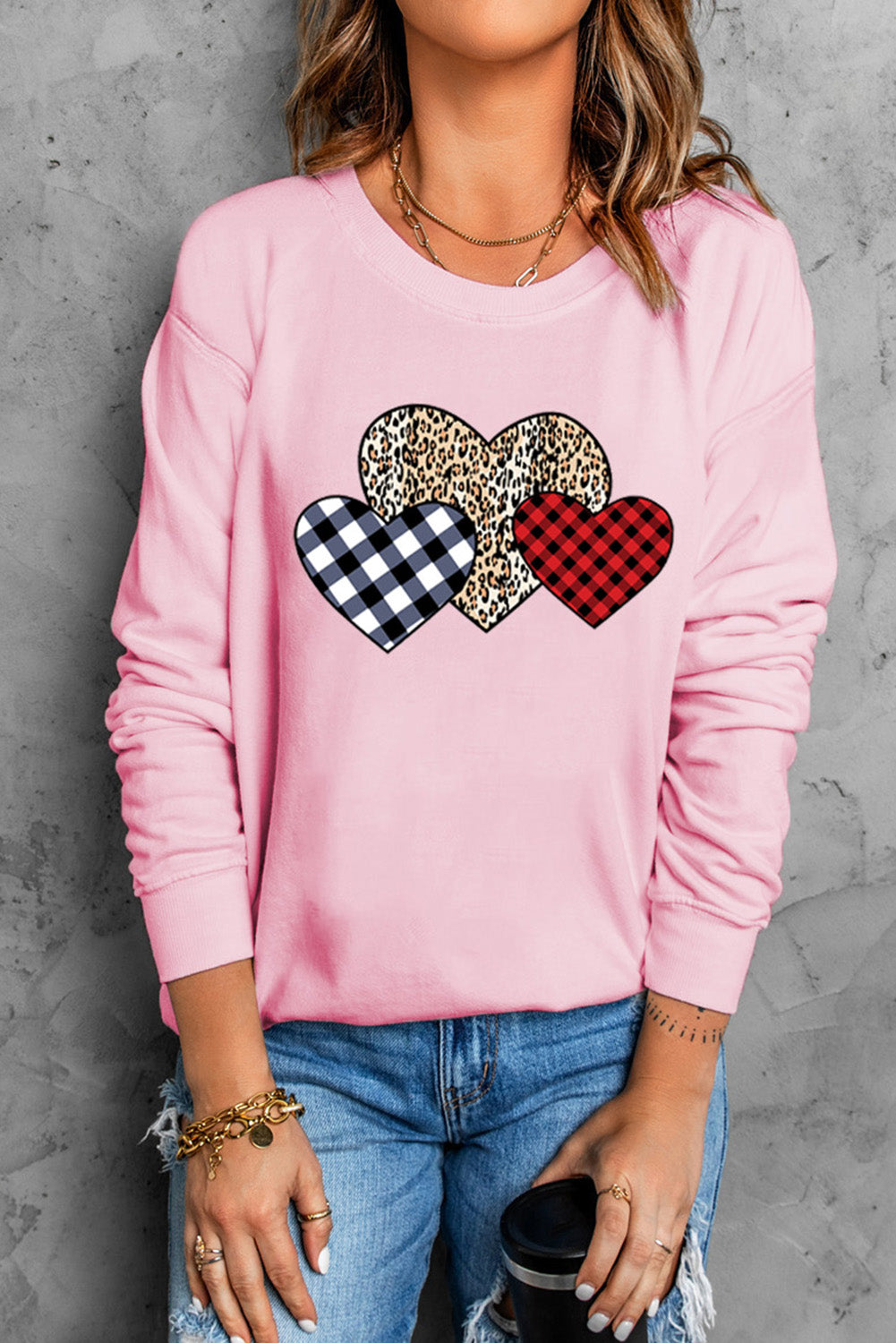 Rosa kariertes Pullover-Sweatshirt mit Leopardenherzen-Print und tief angesetzten Ärmeln