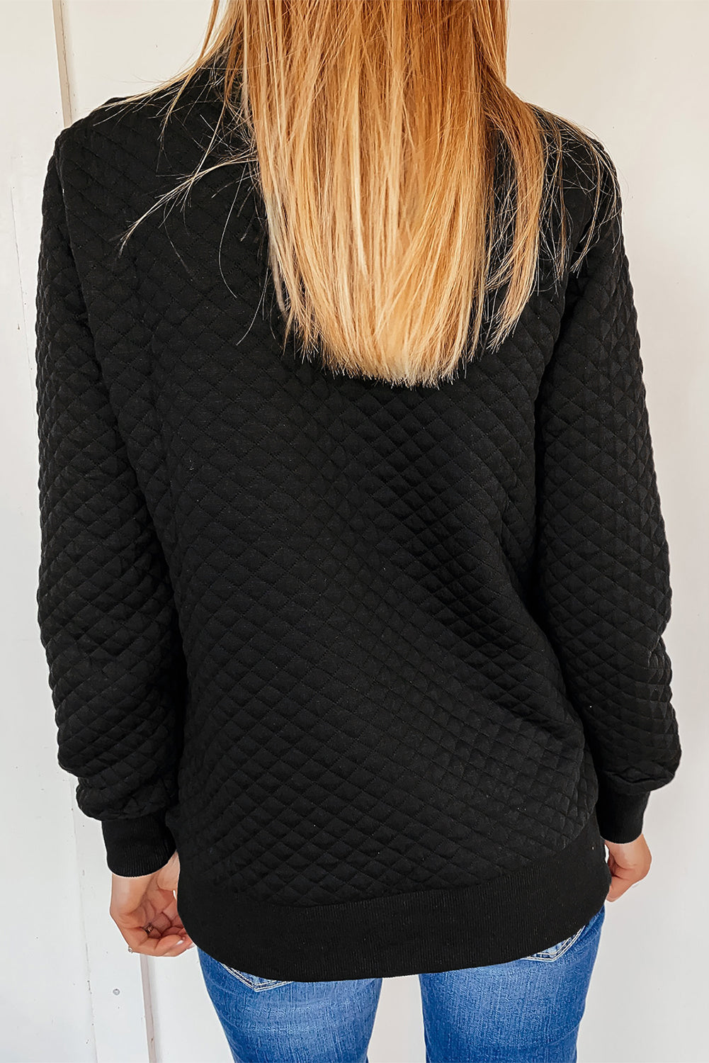 Schwarzes gestepptes Sweatshirt mit Druckknöpfen, Stehkragen und Fake-Fronttasche