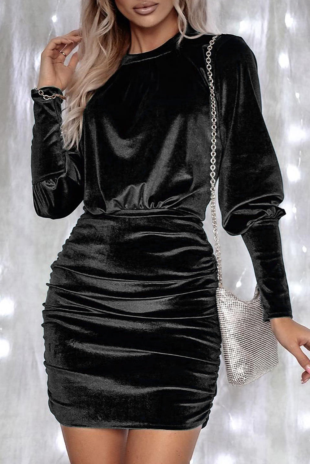 Crna baršunasta haljina s nabranim rukavima i objedinjavanjem