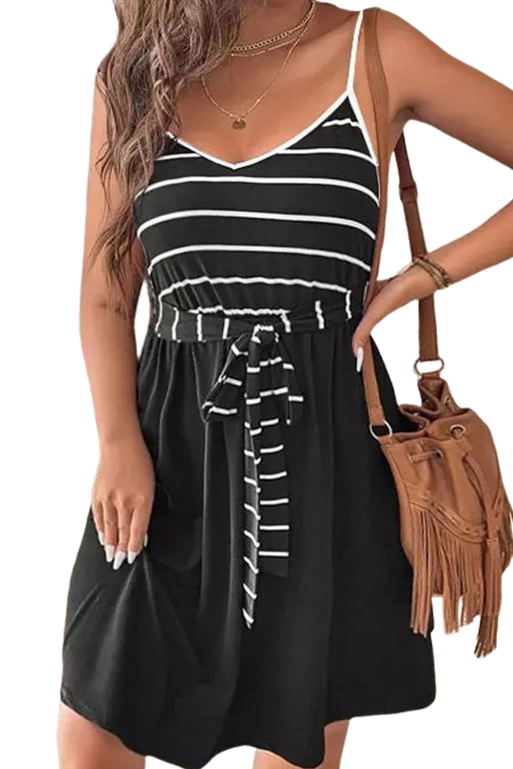 Schwarzes, gestreiftes Cami-Kleid mit Spaghettiträgern und Schärpe