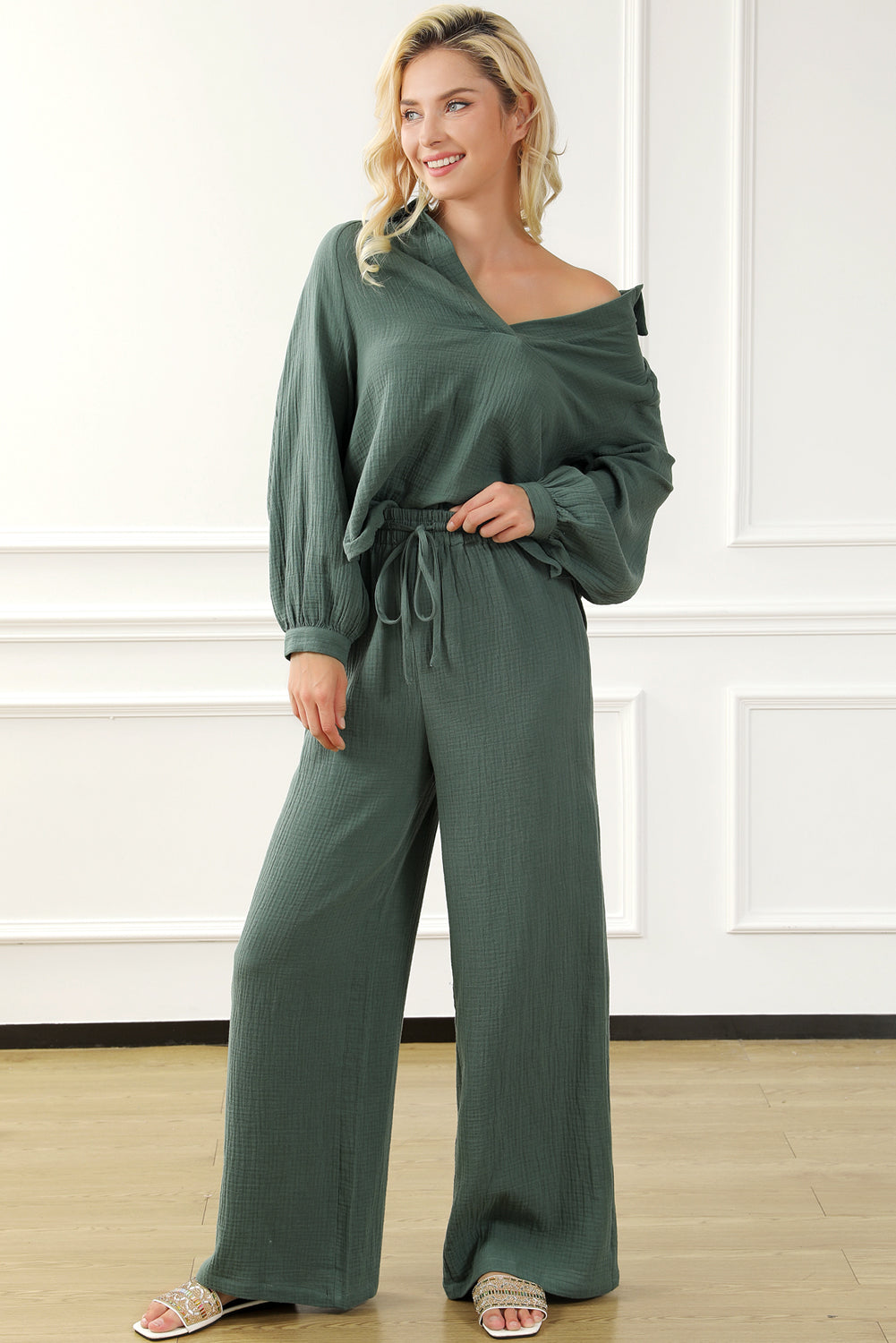 Set di pantaloni larghi con coulisse e collo diviso in piega verde