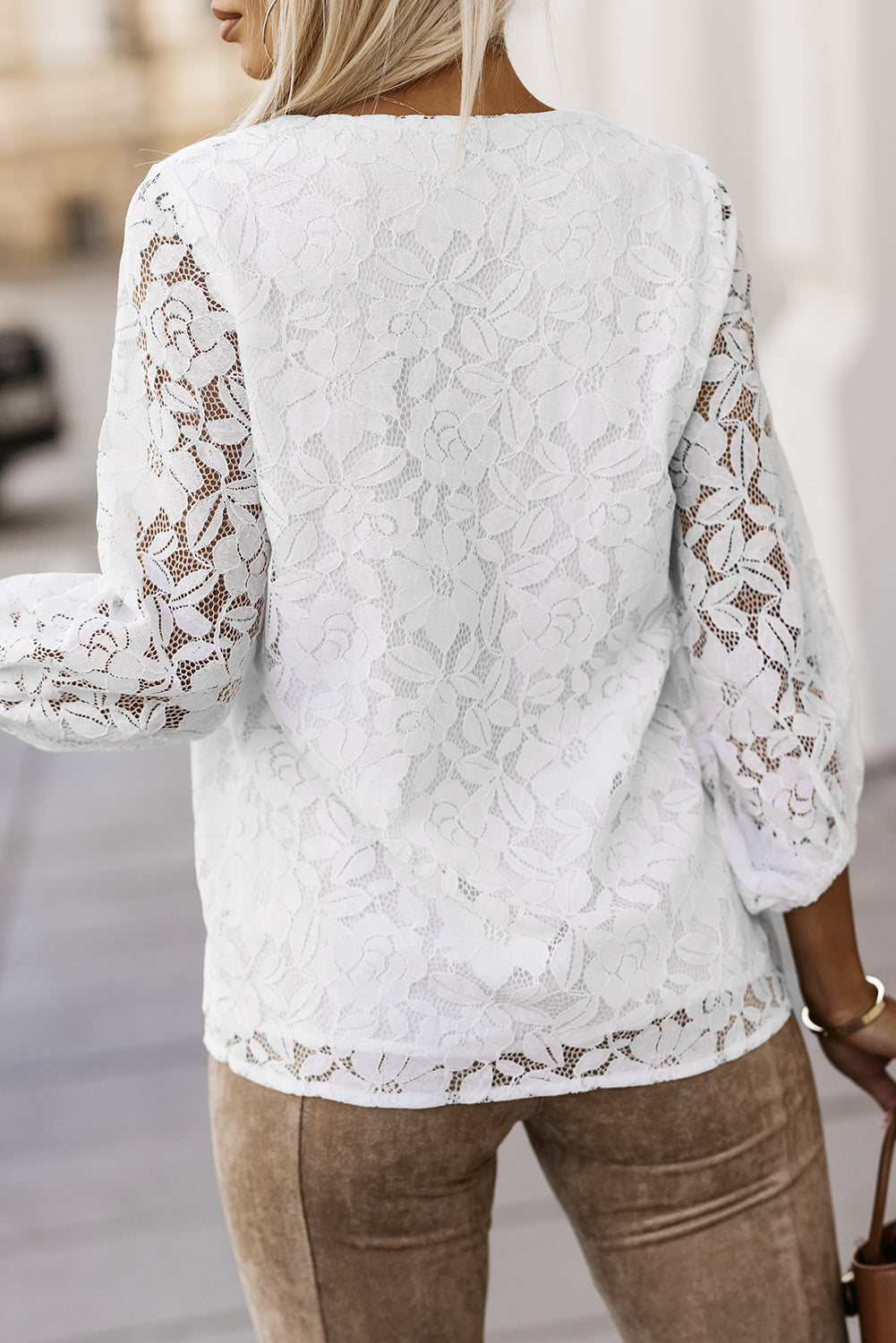 Bijela cvjetna čipkana majica širokog kroja s V izrezom