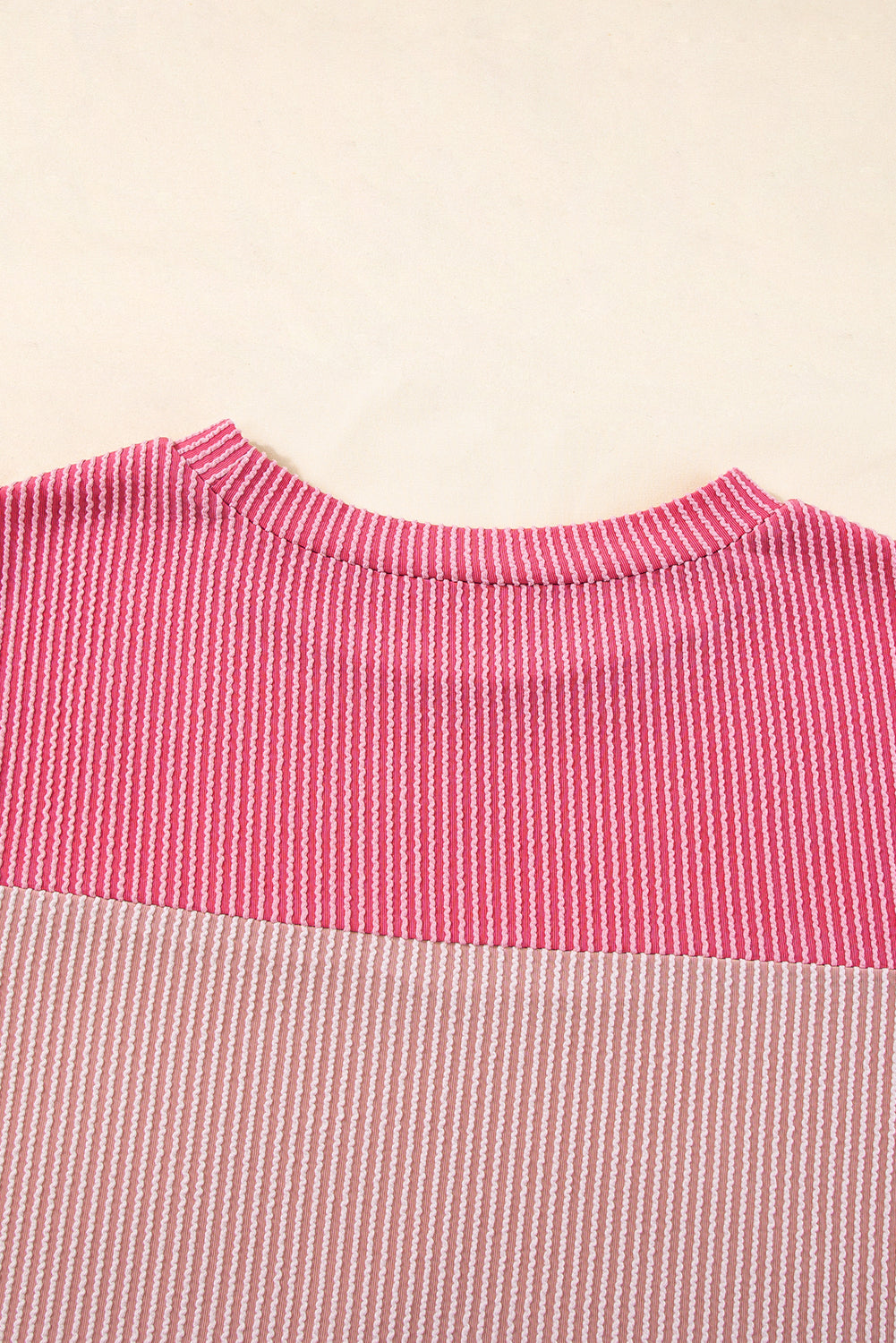 T-shirt colorblock testurizzata a coste rosa
