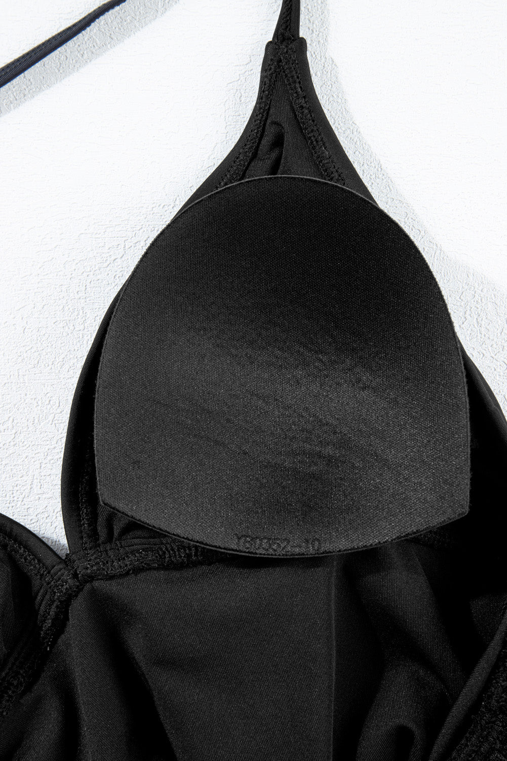 Kurzärmliger Monokini mit schwarzem Spitzen-Patchwork und Surplice-Ausschnitt