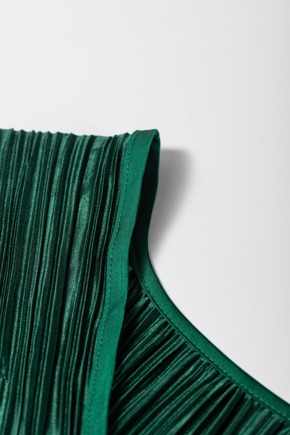 Combinaison vert foncé à col en V et ceinture en satin plissé de grande taille