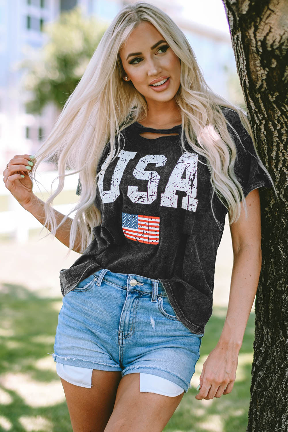 Schwarzes T-Shirt im Used-Look mit Batikmuster und USA-Flagge