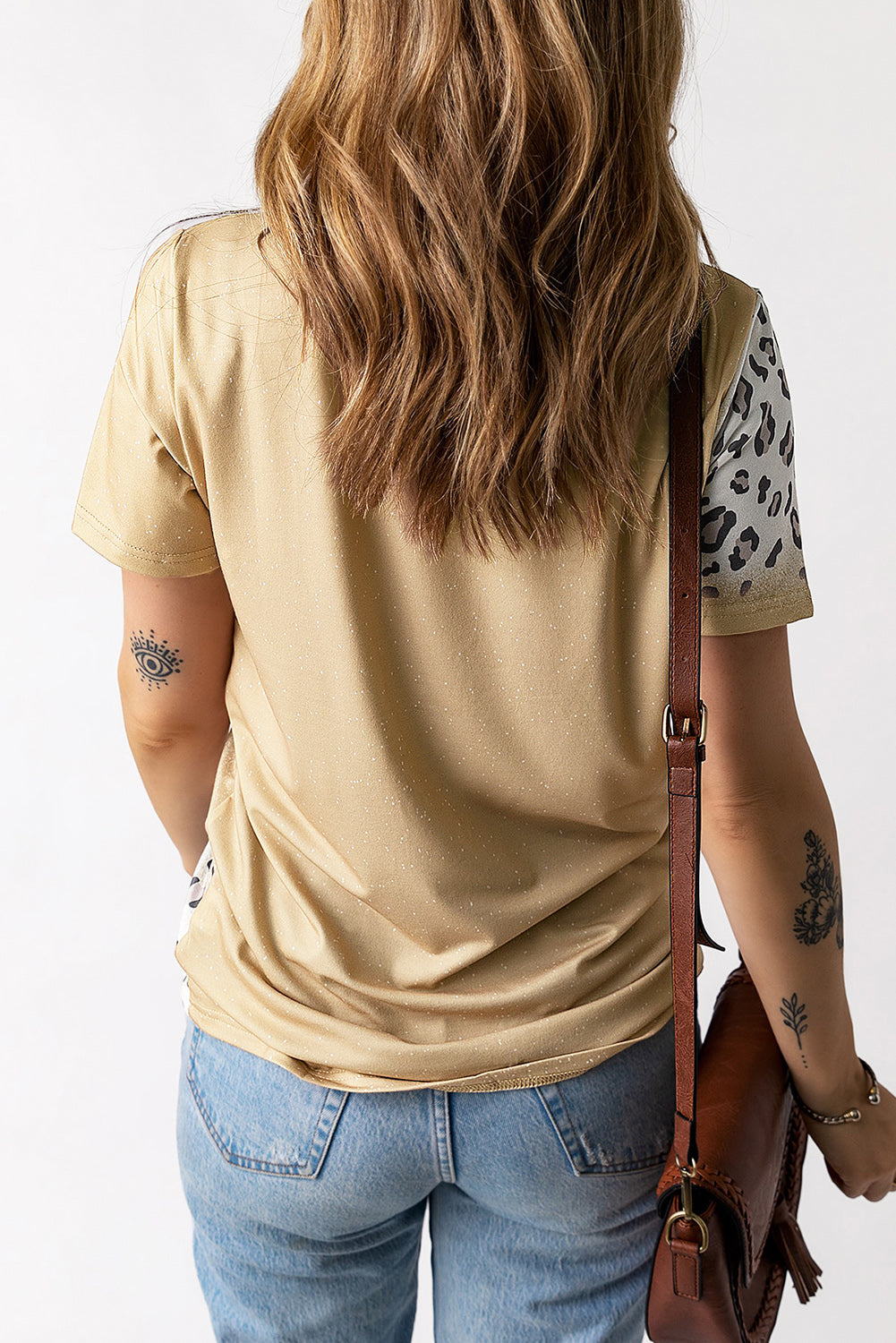 Khakifarbenes T-Shirt mit gebleichtem Leopardenmuster und Rundhalsausschnitt