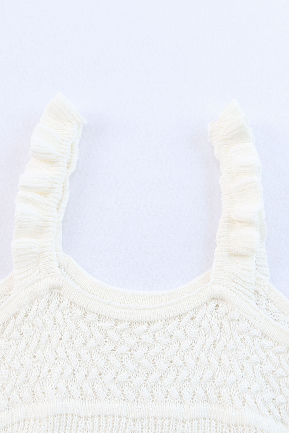 Kvačkana pletena majica brez rokavov z belimi naborki