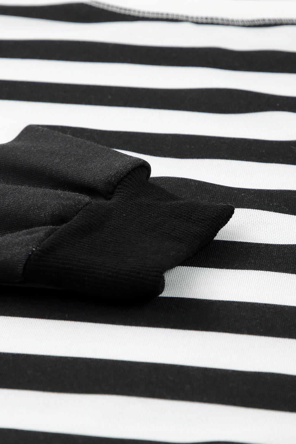 Schwarz gestreiftes Pullover-Sweatshirt mit tief angesetzter Schulterpartie