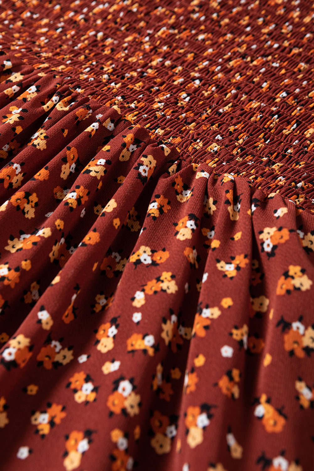Mini-robe marron à corsage smocké et fleuri