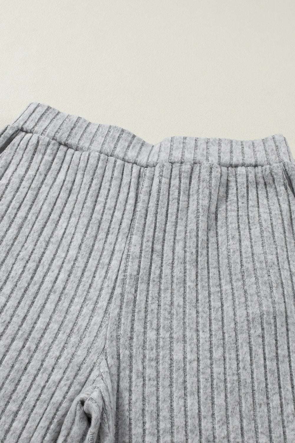 Completo a due pezzi slouchy in maglia a coste grigio chiaro con scollo a V