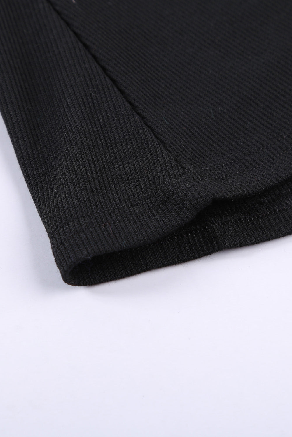 Črna majica brez rokavov z dolgim ​​izrezom in gumbi