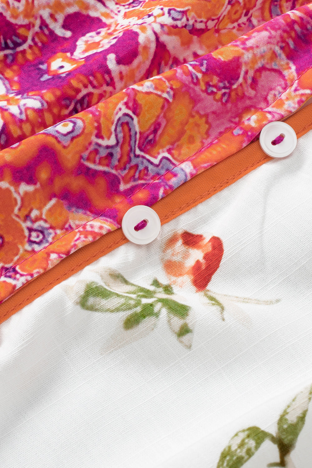 Rosafarbene, mehrfarbige, florale Patchwork-Bluse mit gerafften Manschetten und Knöpfen