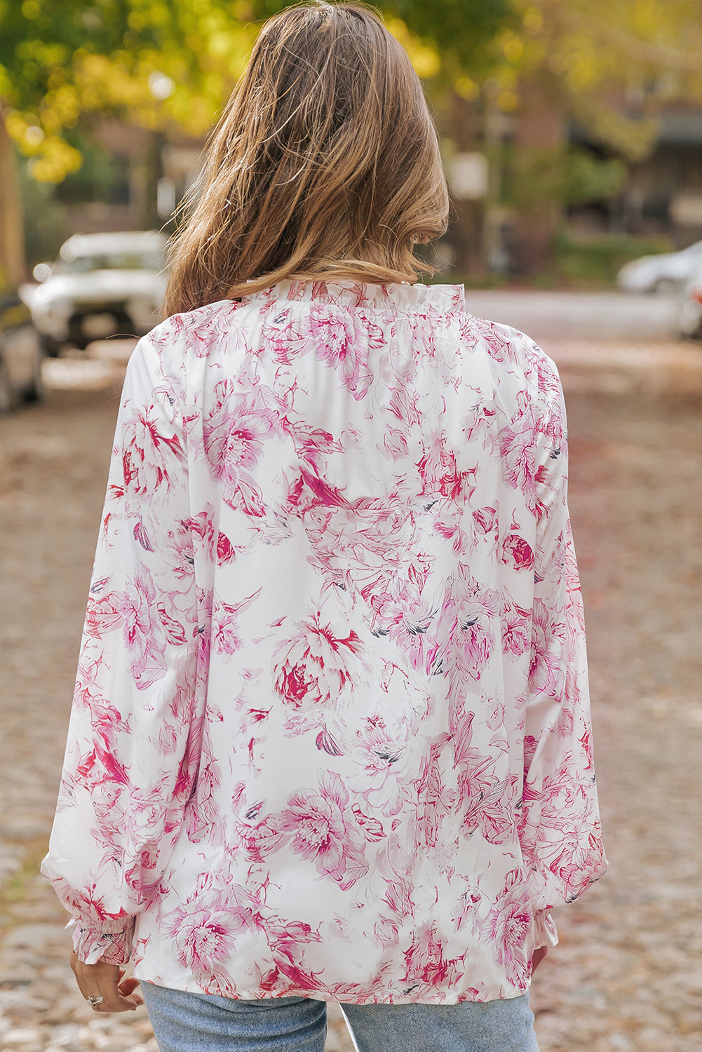 Večbarvna živahna bluza z naborki, potiskanimi s cvetjem