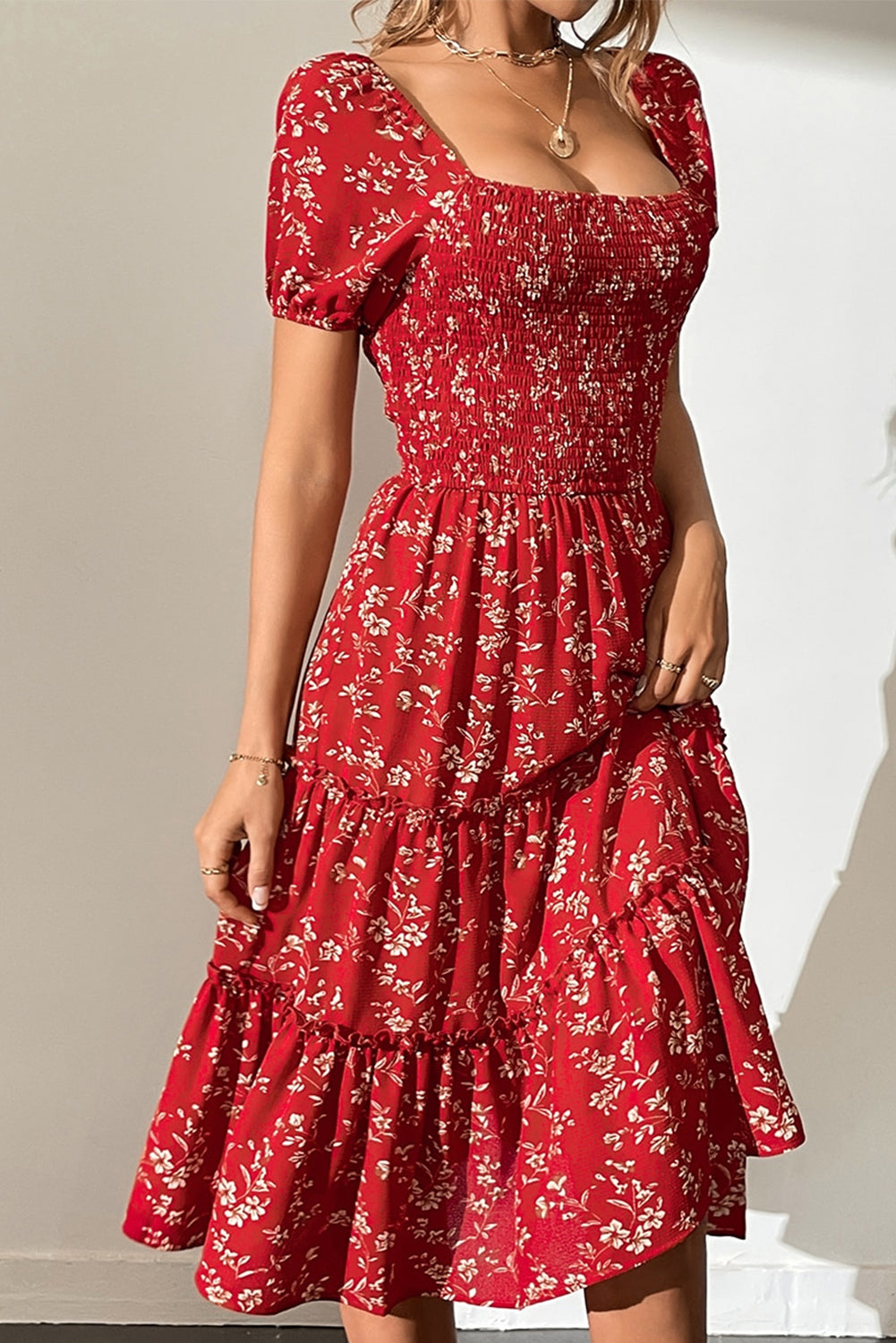 Crvena boho cvjetna haljina s četvrtastim izrezom i višeslojnim cvjetnim uzorkom