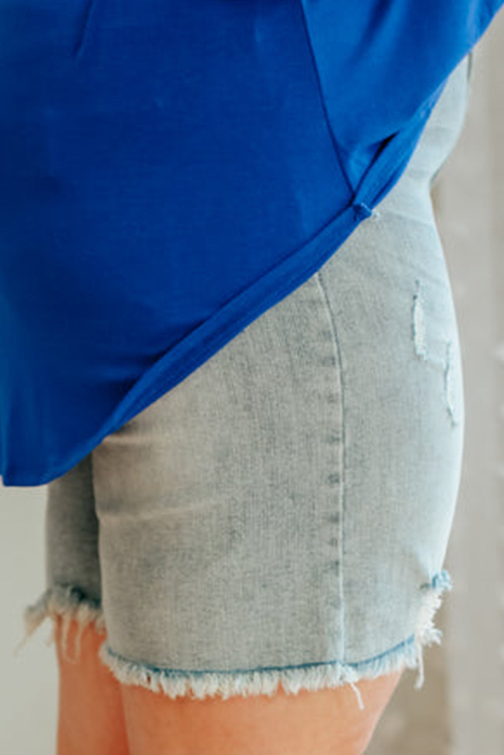 Hellblaue Jeansshorts mit gerolltem Saum in Distressed-Optik in Übergröße