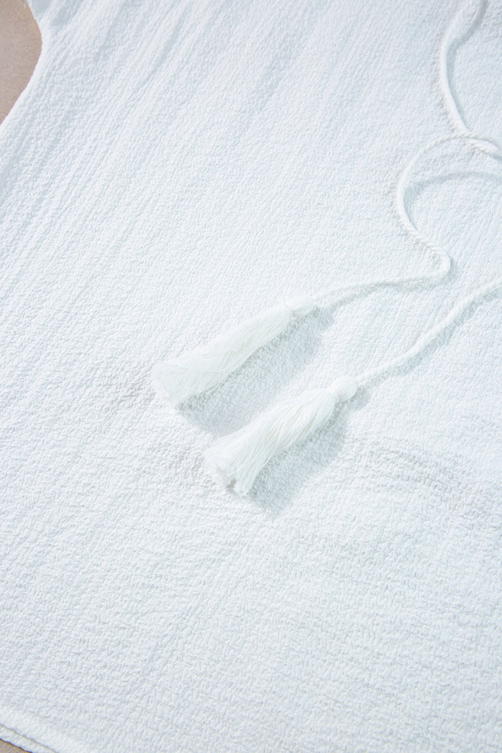 Bijela pletena heklana patchwork bluza s V izrezom s resama