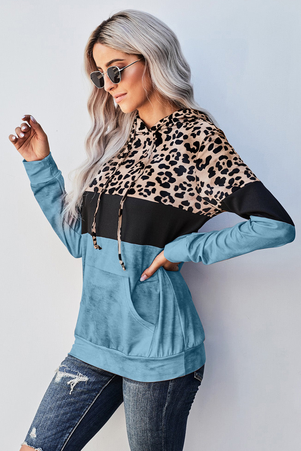 Modri ​​pulover s kapuco v barvah Leopard Tie Dye Colorblock