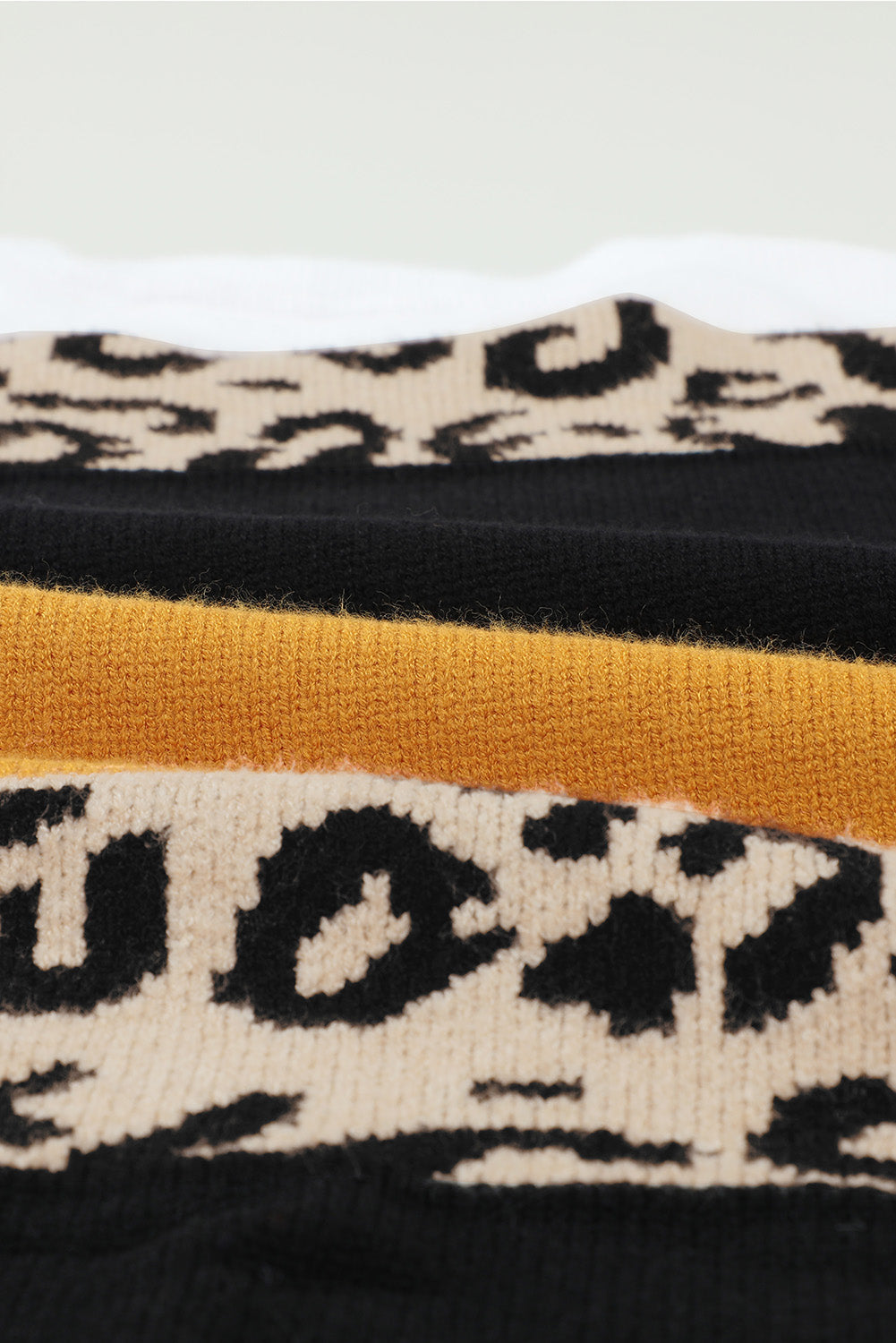 Pleteni pulover s leopardovim orezom i blokovima boja