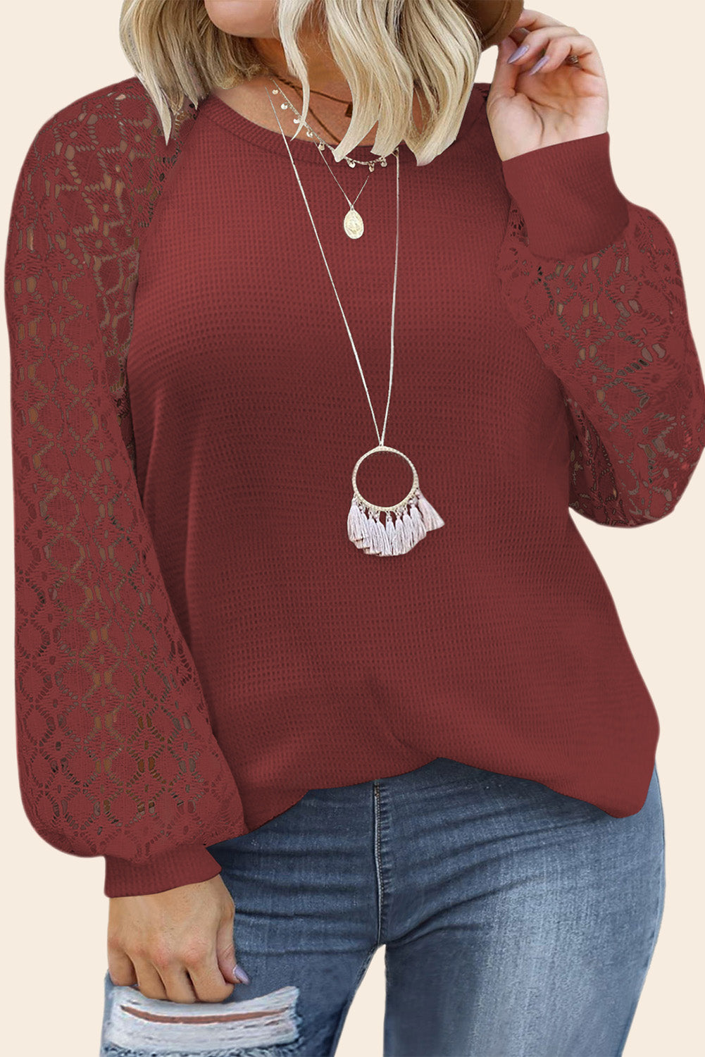 Rdeča pletena majica s kontrastnimi čipkastimi rokavi in ​​vafelj velike velikosti