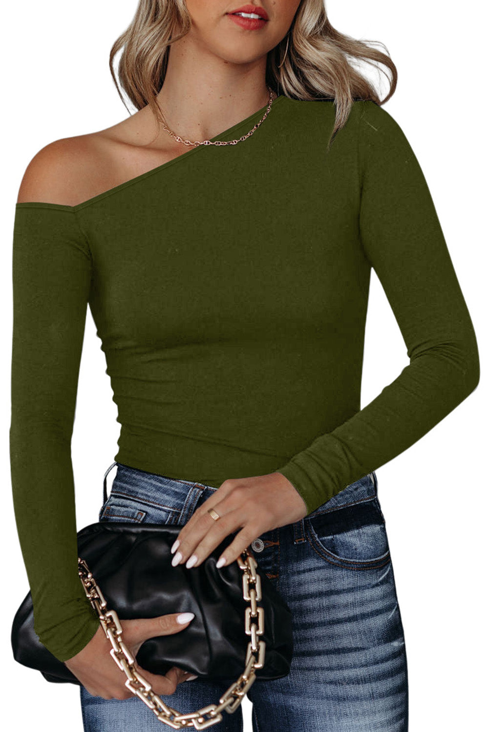 Haut en tricot vert à manches longues et encolure asymétrique