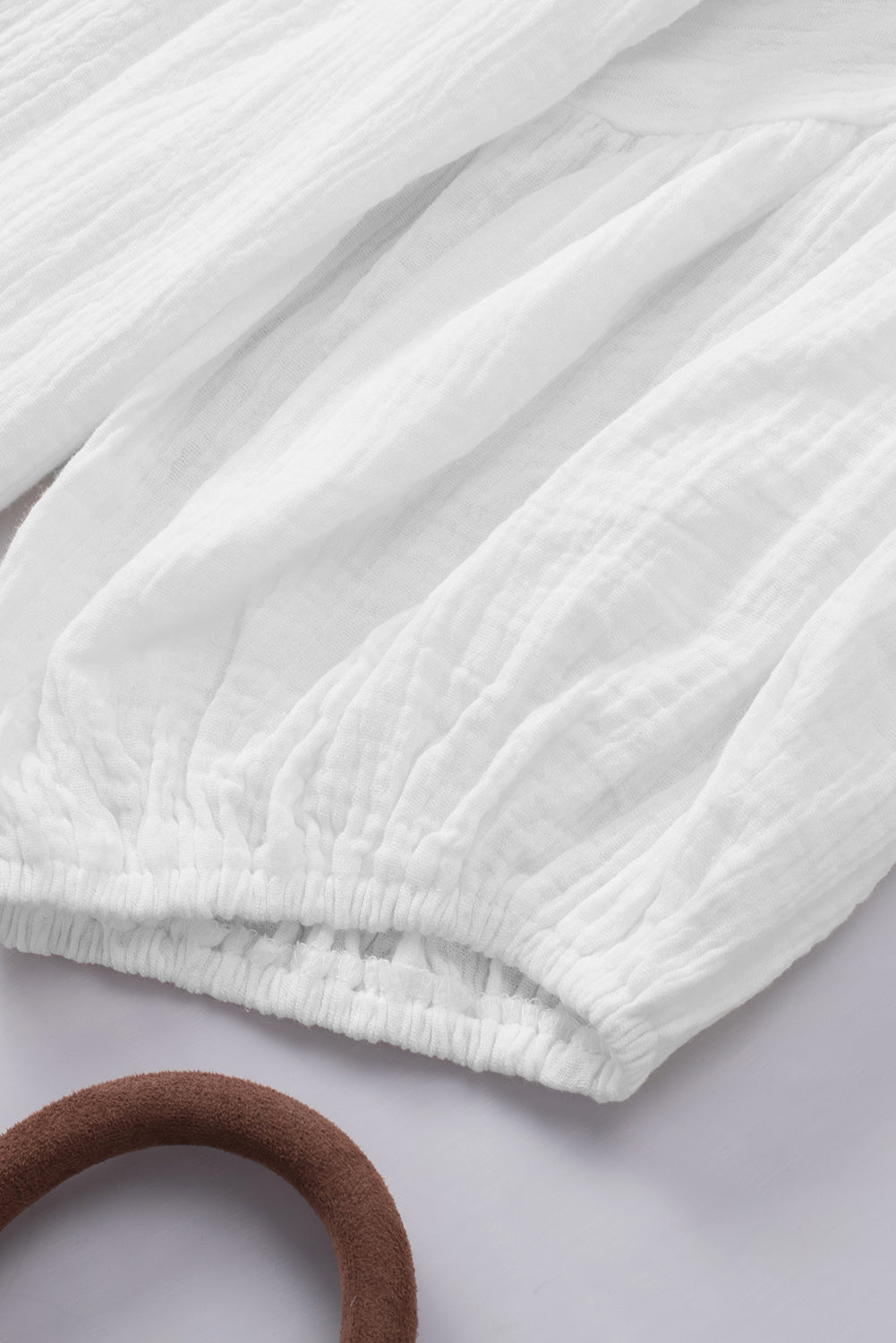 Weiße strukturierte Babydoll-Bluse mit V-Ausschnitt und Armbandärmeln