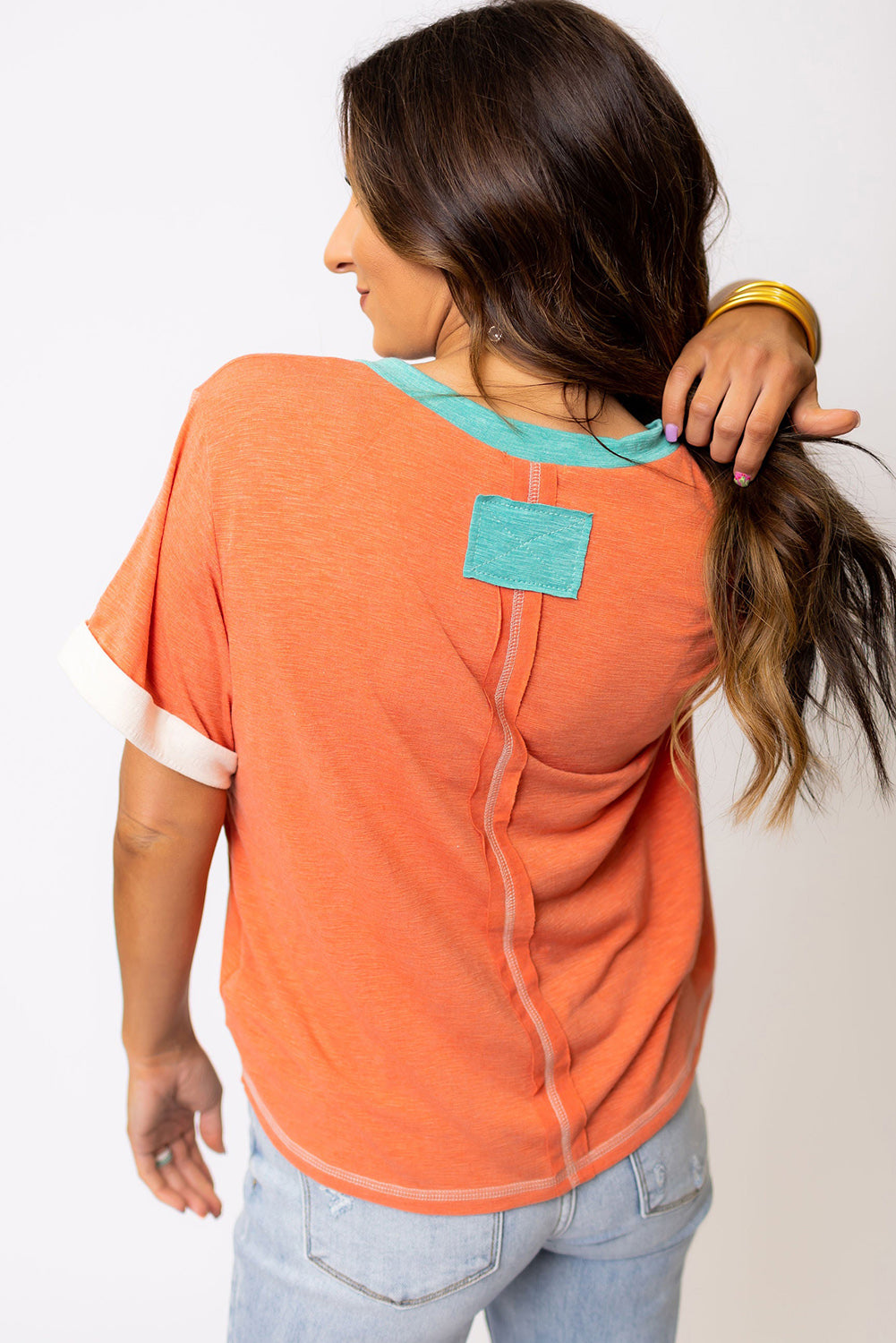 T-shirt con scollo a V con cuciture a vista e finiture a contrasto arancione pompelmo
