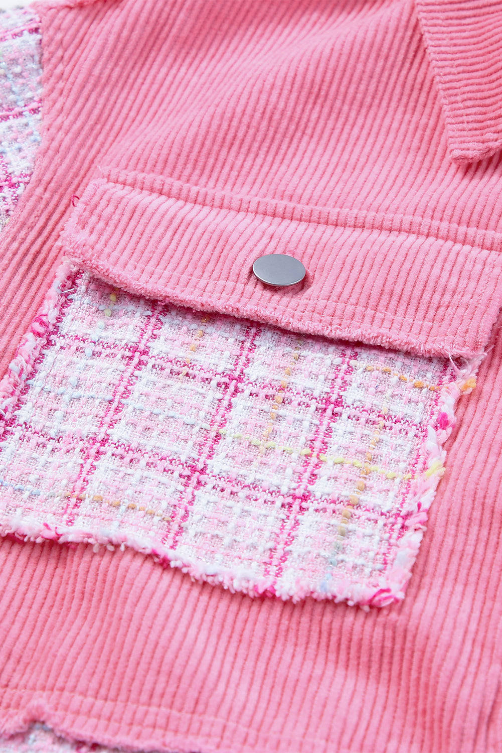 Rosefarbene, ausgefranste Tweed-Jacke mit Karo-Patchwork und Knöpfen