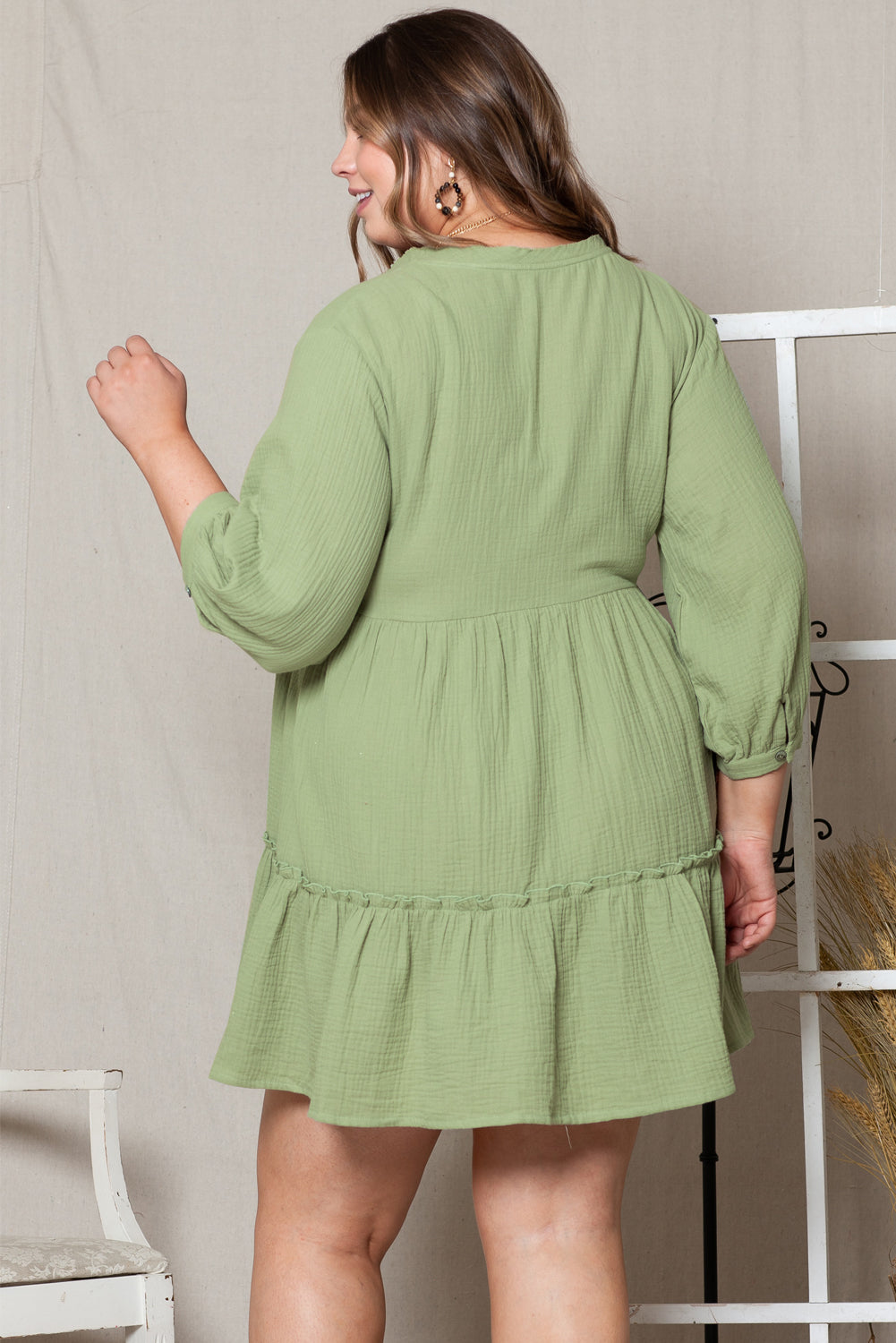 Zelena teksturirana mini haljina s V izrezom i naborima s gumbima