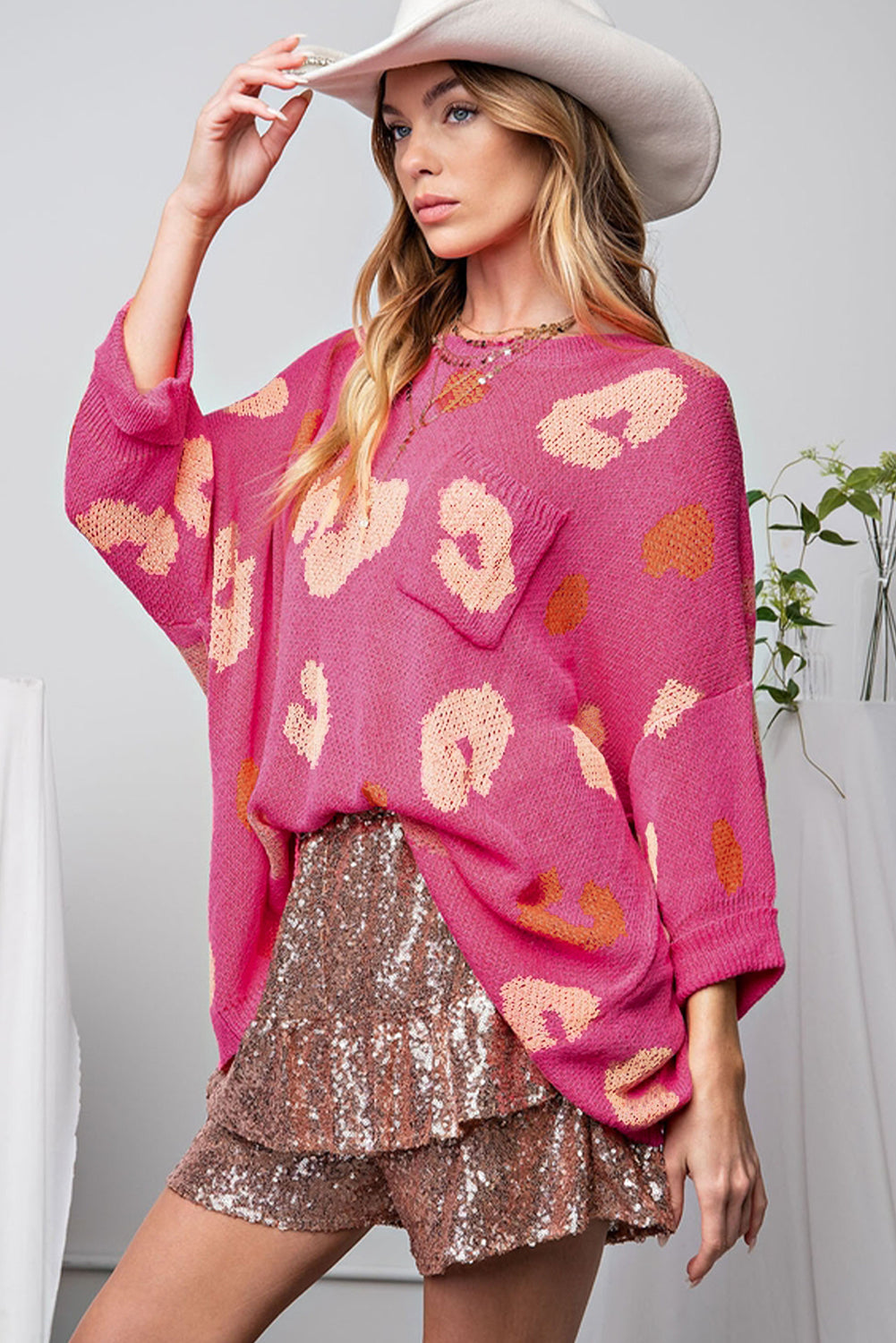 Vrečast pulover z leopardjim naprsnim žepom in potiskom rožic